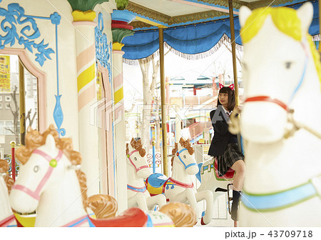 遊園地で遊ぶ女子高生の写真素材