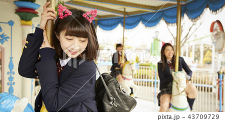 遊園地で遊ぶ女子高生 遊園地で遊ぶ女子高生 43709729