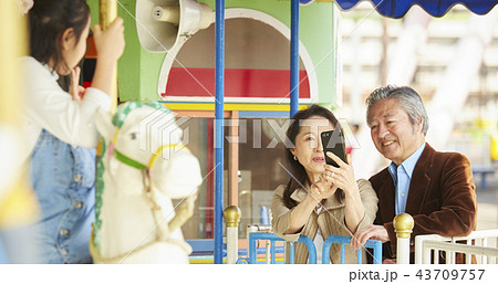 遊園地で遊ぶ家族 遊園地で遊ぶ家族 43709757