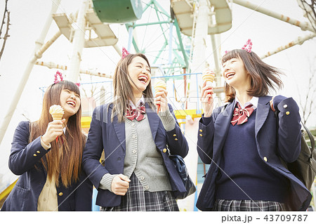 遊園地で遊ぶ女子高生 43709787