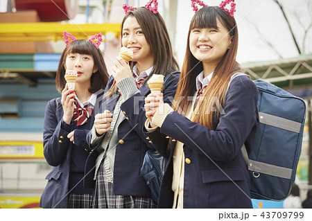 遊園地で遊ぶ女子高生 遊園地で遊ぶ女子高生 43709799