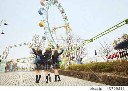 遊園地で遊ぶ女子高生の写真素材