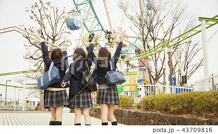 遊園地で遊ぶ女子高生 43709816