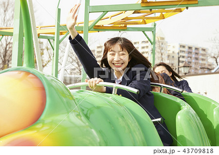 遊園地で遊ぶ女子高生の写真素材