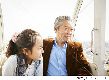 遊園地で遊ぶ家族 43709821