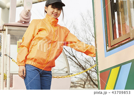 遊園地でバイトする女の子 遊園地でバイトする女の子 43709853