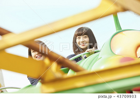 遊園地で遊ぶ女子高生 43709933