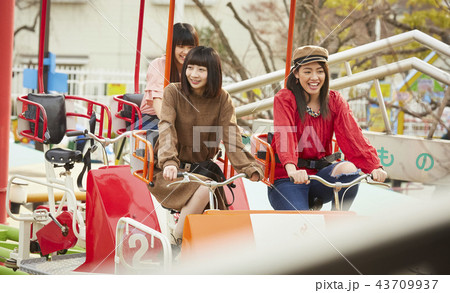 遊園地で遊ぶ女の子 43709937