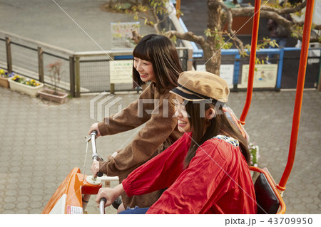 遊園地で遊ぶ女の子 43709950