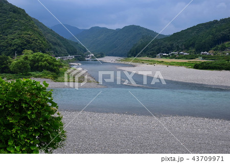 熊野川 ( 新宮川 ) 北山川との合流域 ( 和歌山県 新宮市 熊野川町 ) 熊野川 ( 新宮川 ) 北山川との合流域 ( 和歌山県 新宮市 熊野川町 ) 43709971