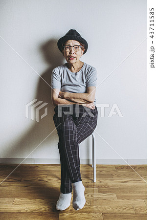 椅子に座るシニア女性 43711585