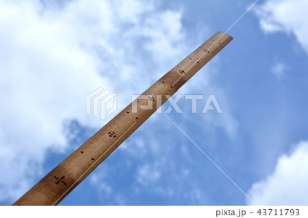 竹の物差し、青空背景 43711793