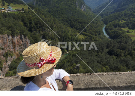 A young woman enjoying the view of a mountain 43712908