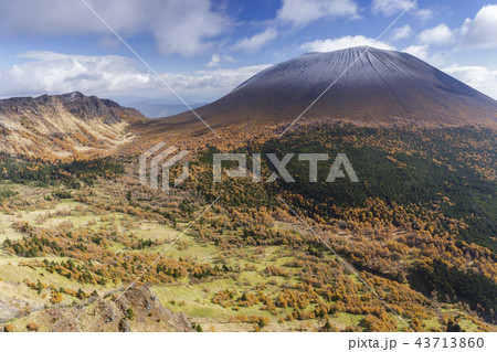 紅葉と冠雪する浅間山の大絶景 43713860