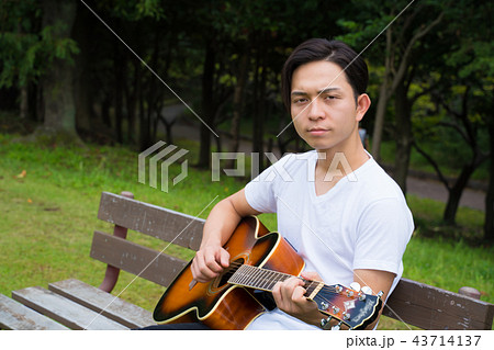 ギターを弾く男性 43714137