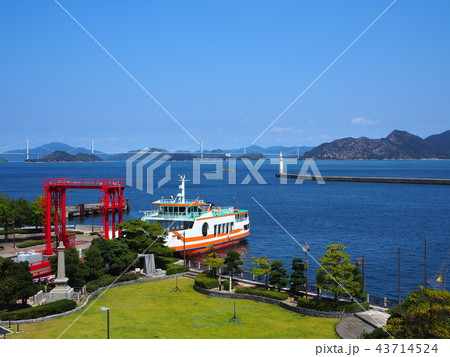 今治港から来島海峡大橋を望む 今治港から来島海峡大橋を望む 43714524