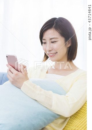 スマホを操作する若い女性 43714641
