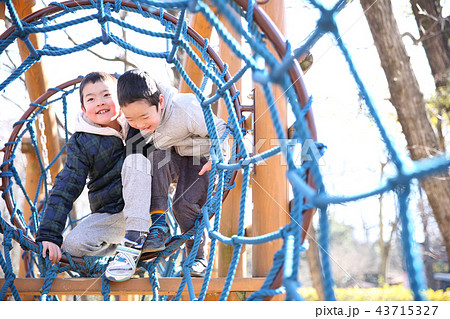 公園で遊ぶ子ども 43715327