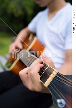 ギターを弾く男性の写真素材