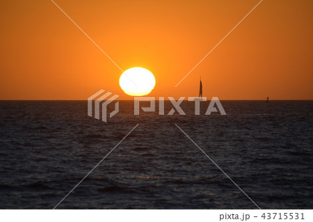 インド洋に沈む太陽 オーストラリア西海岸 フリーマントルの写真素材