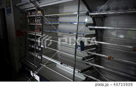 地震で空になったコンビニの棚 地震で空になったコンビニの棚 43715939