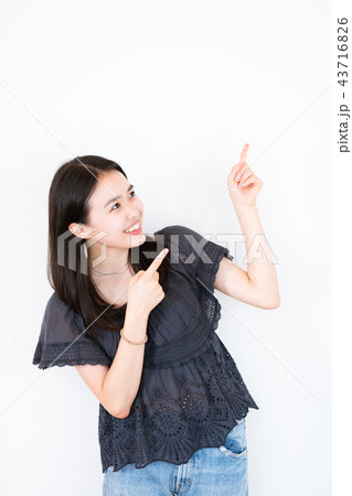 指をさす女子 43716826