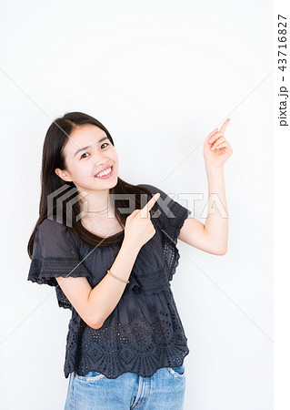指をさす女子 43716827