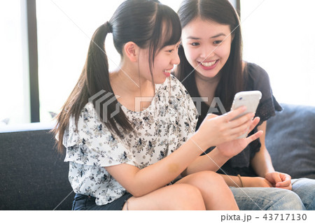スマホを操作する女性二人 スマホを操作する女性二人 43717130