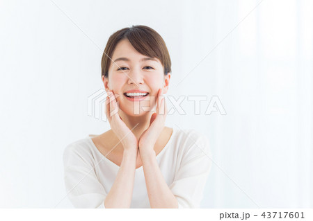 ビューティー　若い女性 43717601