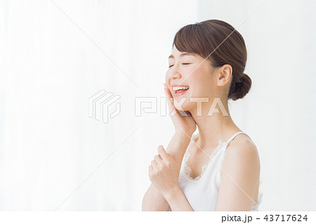 ビューティー 若い女性 ビューティー 若い女性 43717624