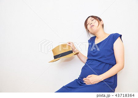 暑がる妊婦 43718364