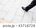 歩くビジネスマン 43718728