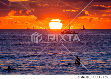 《ハワイ》ワイキキビーチより望む夕景 《ハワイ》ワイキキビーチより望む夕景 43719470