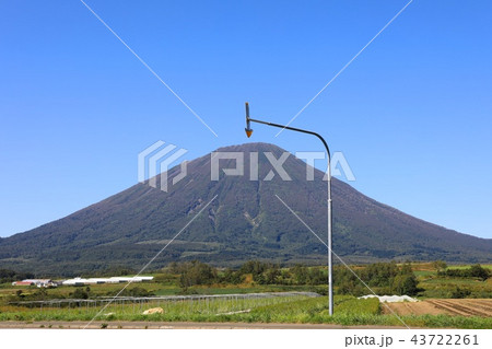 真狩村、光地区から見る晩夏の羊蹄山 43722261