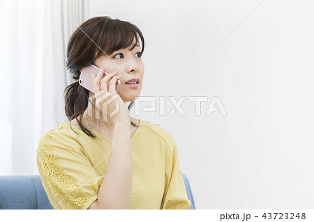電話する女性　不審電話 43723248