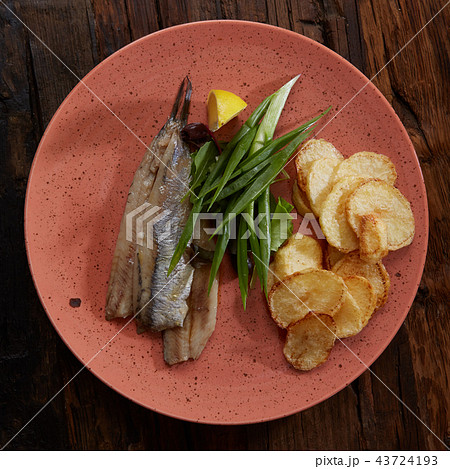Pacific herring with fried potatoes and onion 43724193