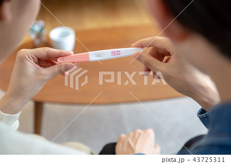 夫婦　妊娠　妊娠検査薬 43725311