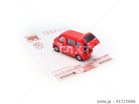 年賀状と郵便車 43725666