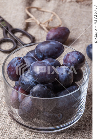 Plums in a glass bowl. 43726757