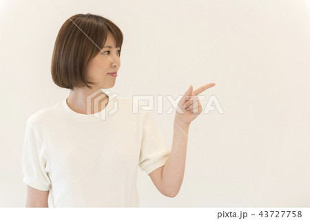 指差し 女性 白バック 指差し 女性 白バック 43727758