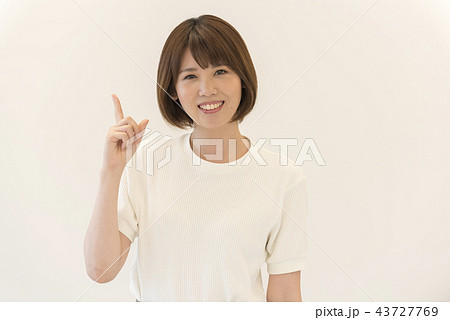 指差し　女性　白バック 43727769