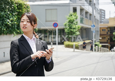 スマホで場所を探す若いビジネスウーマン 43729136