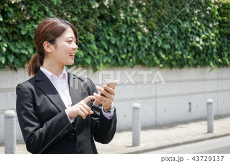 スマホで場所を探す若いビジネスウーマン 43729137
