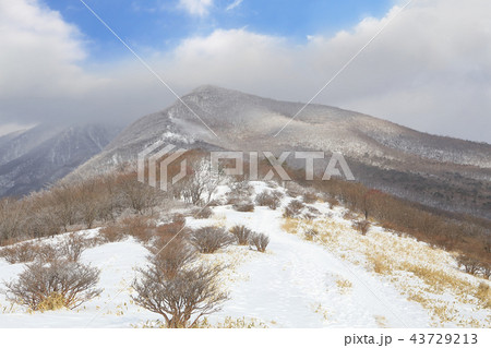 冬の赤城山 鍋割山頂上付近から北東側の荒山を見る 冬の赤城山 鍋割山頂上付近から北東側の荒山を見る 43729213