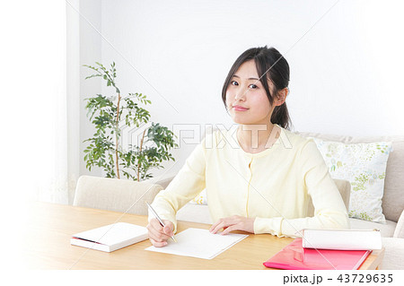 勉強をする学生 43729635