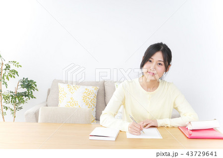 勉強をする学生 43729641