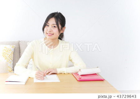 勉強をする学生 勉強をする学生 43729643
