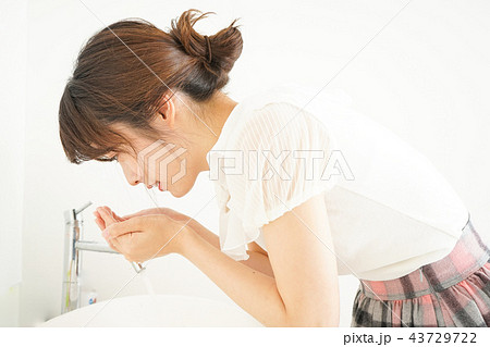 洗顔をする若い女性 洗顔をする若い女性 43729722