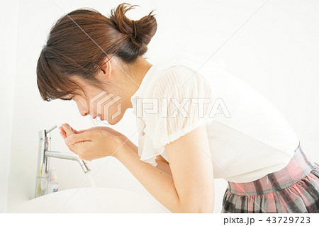 洗顔をする若い女性 43729723