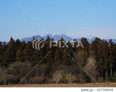 群馬県渋川市赤城町から見た冬の相馬山、二ツ岳、浅間山、榛名富士方面の眺望 43730049